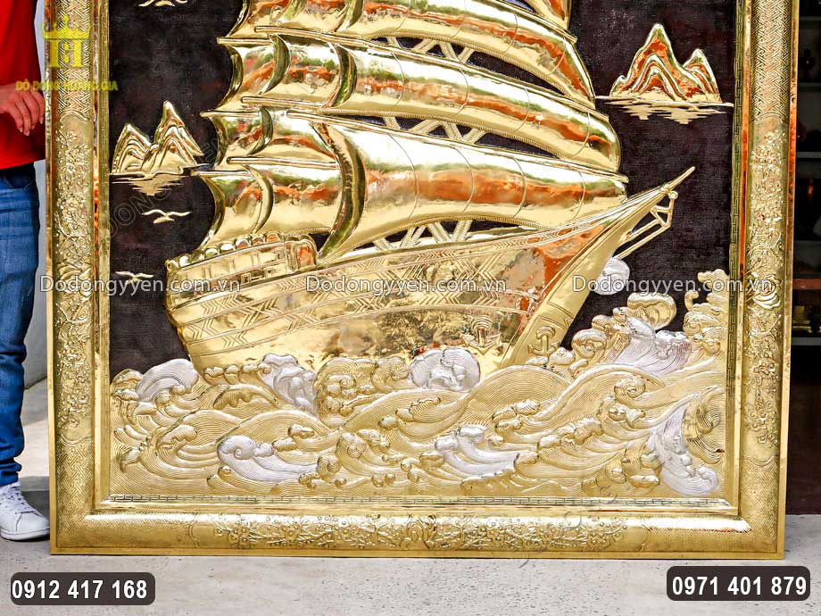 H&igrave;nh ảnh s&oacute;ng biển uốn lượn được chạm th&uacute;c tinh tế bởi đ&ocirc;i b&agrave;n tay t&agrave;i hoa của c&aacute;c nghệ nh&acirc;n